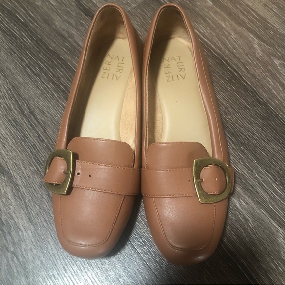 Naturalizer Tan Brown Loafer Flats with Gold Buckle, Size 7.5 M - Picture 2 of 6